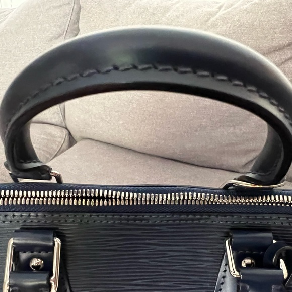 LV Alma PM/100% authentic. Almost new condition. Only worn a few times. - Picture 14 of 14